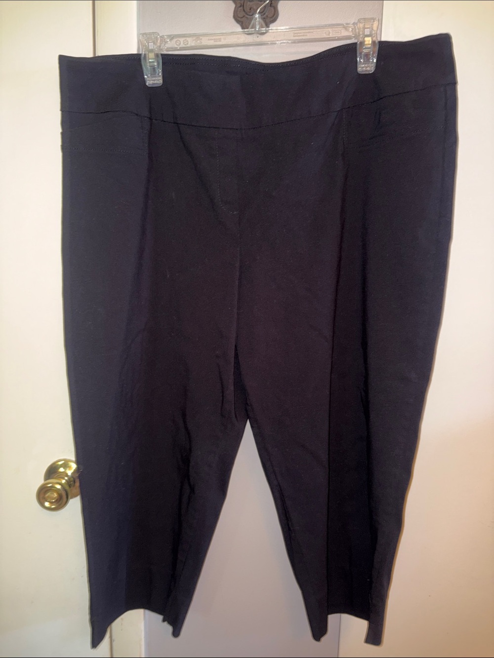 Isaac Mizrahi Black Pull-On Cropped Capri Pants
